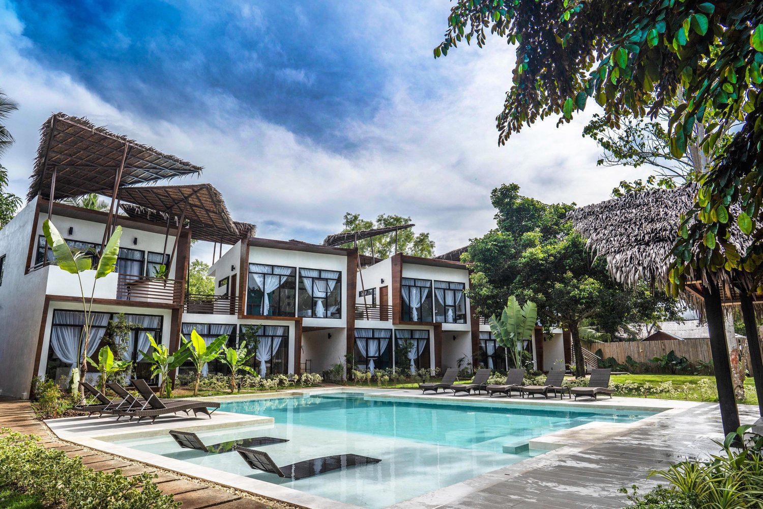 Where should you stay near Alona Beach in Panglao?